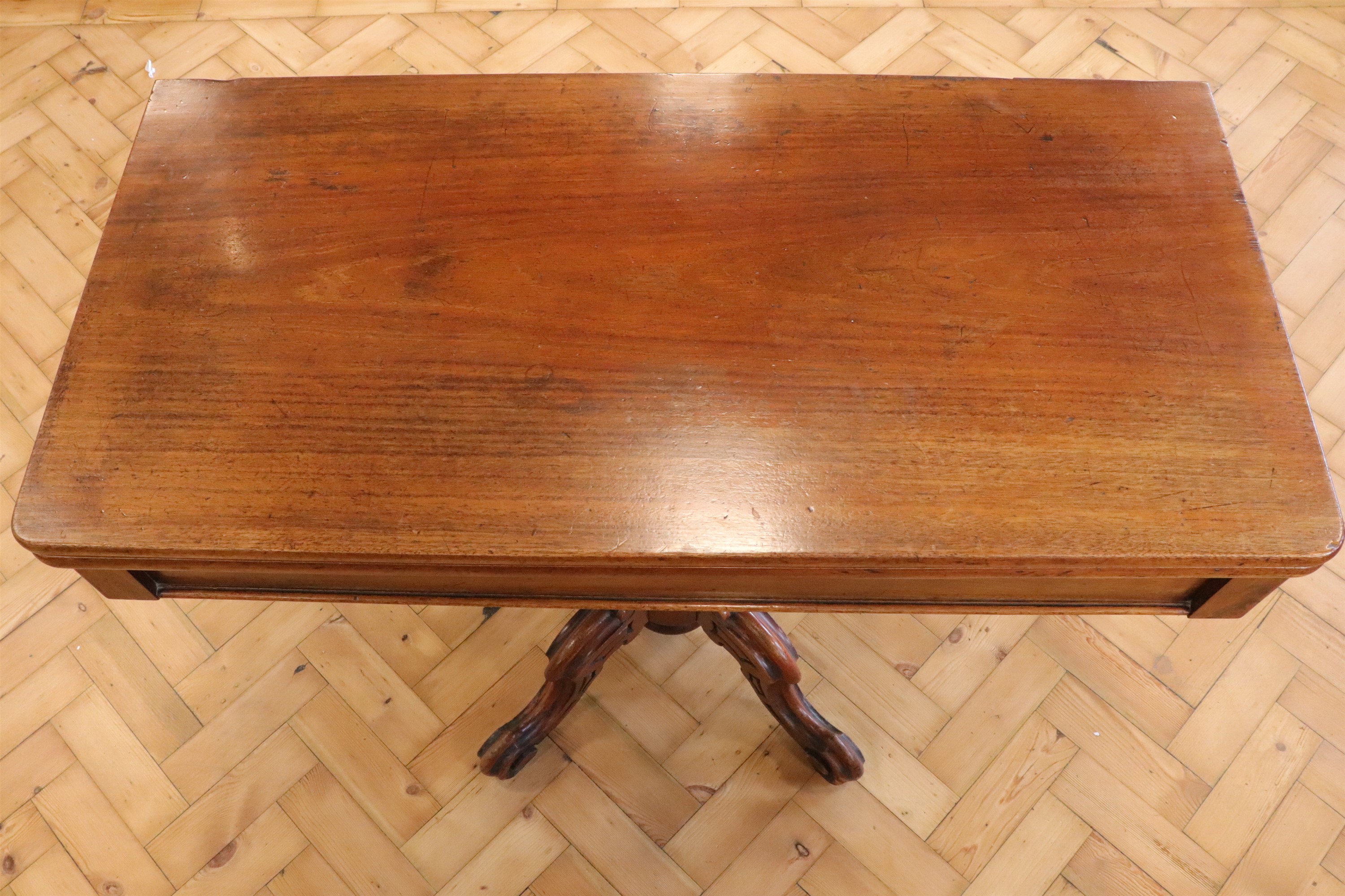 A Victorian mahogany turn-over-top tea table, 94 x 46 x 72 cm