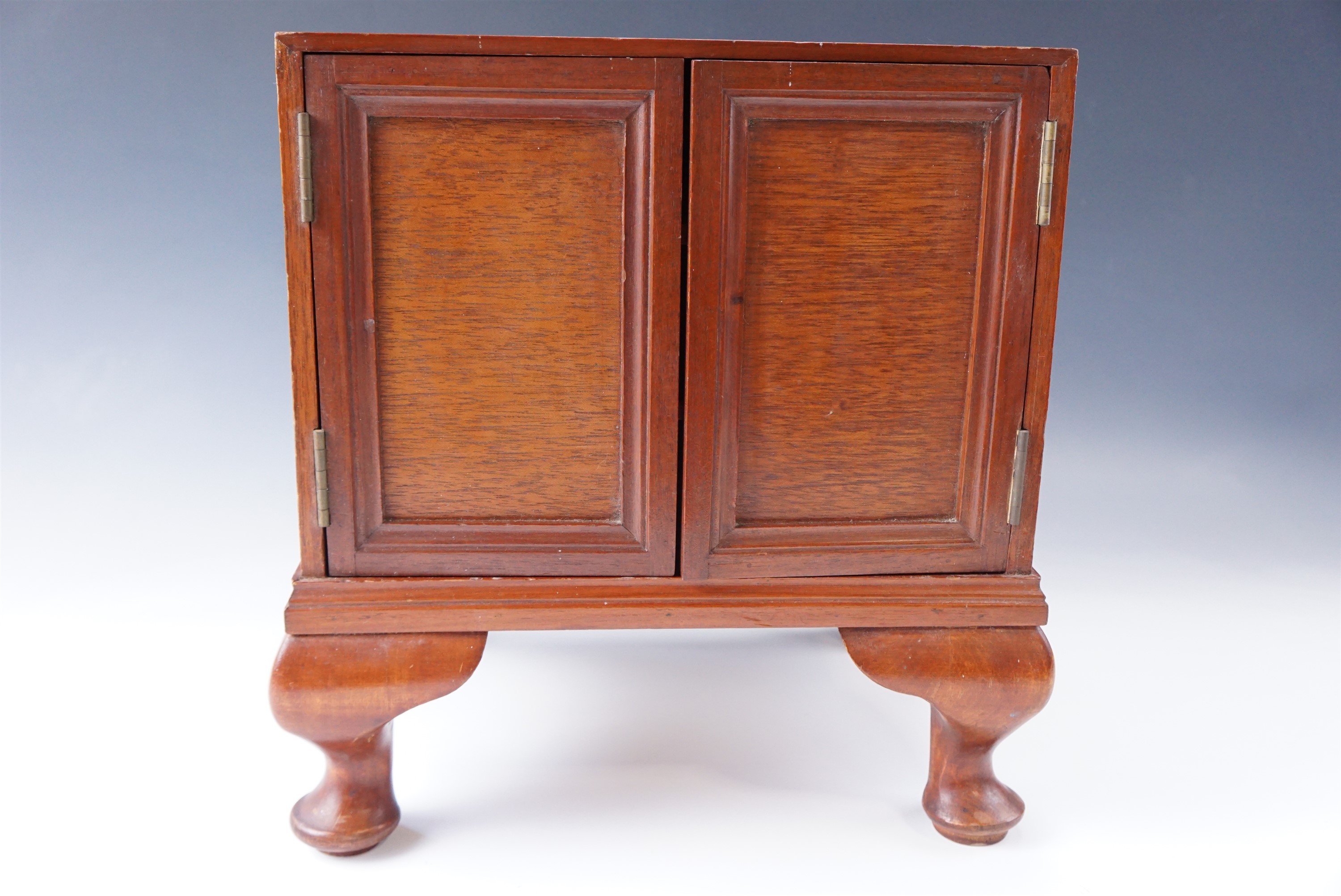 A small mahogany cabinet with two doors, 32 x 26 x 33 cm