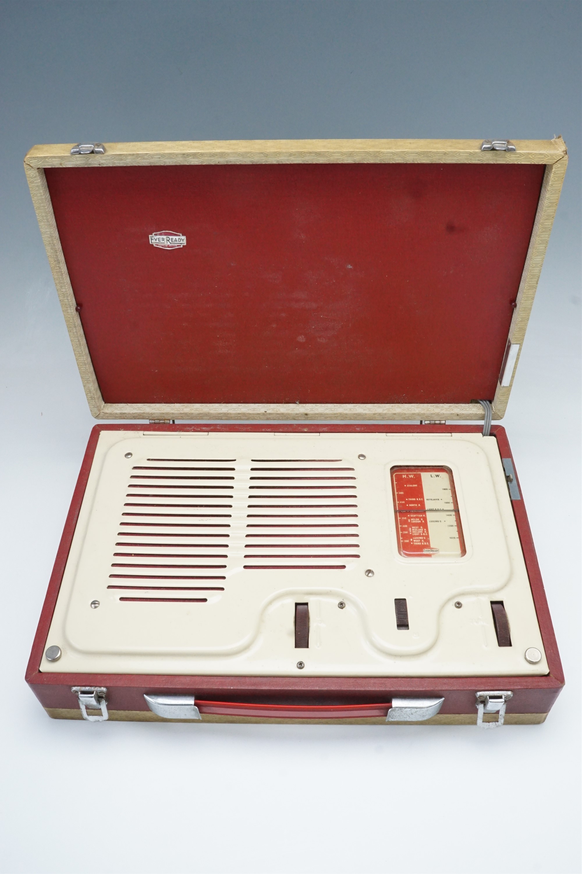 A vintage Eveready radio, 36 x 25 x 9 cm