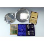 Cased Edwardian electroplate figural cake forks, similar cased tea spoons and sugar tongs,