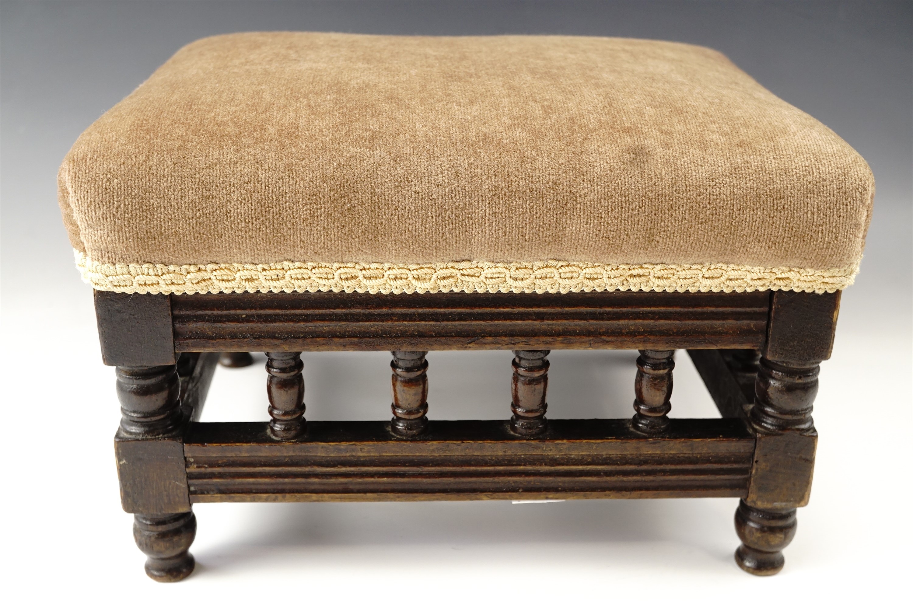 An Edwardian walnut footstool with gallery base, 30 x 27 x 20 cm