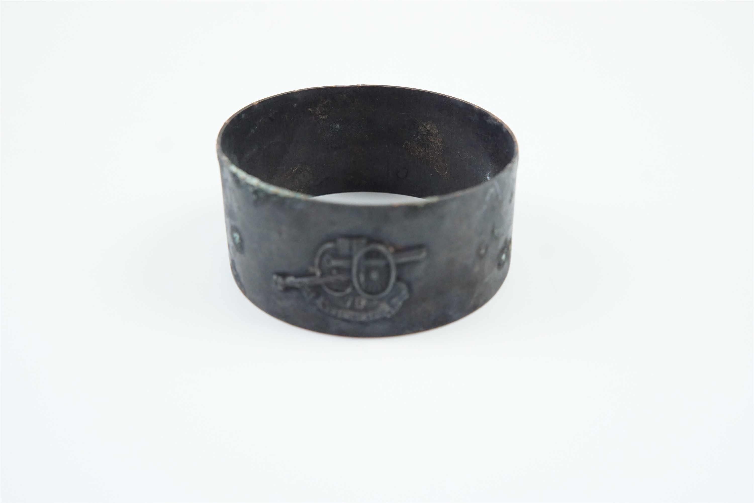 A Great War French patriotic napkin ring, faced with a representation of a 75 mm artillery piece