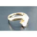 A 14 ct gold twist-set white stone ring, Birmingham, 2001, 3.24 g, size N/O