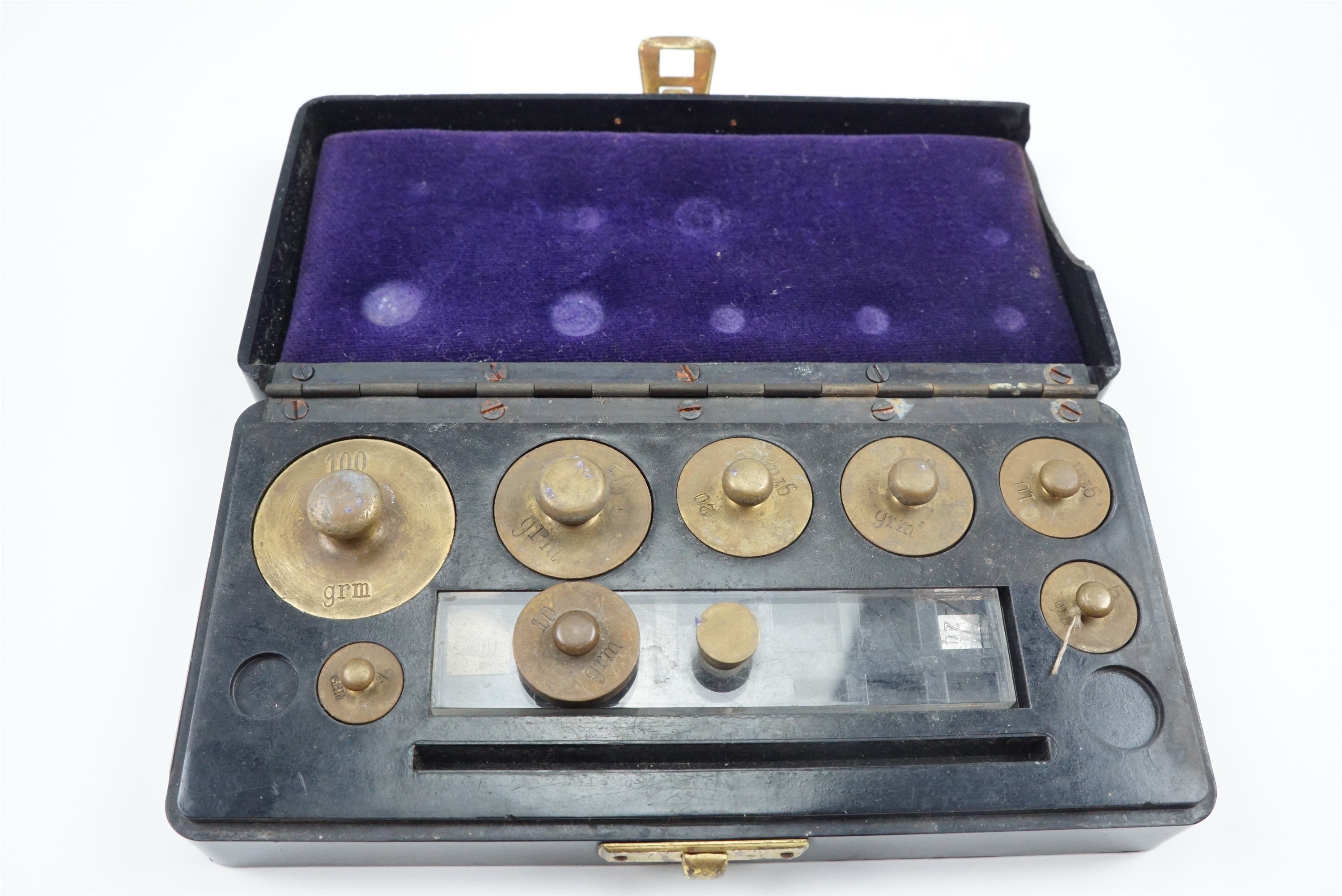 A vintage Bakelite cased set of brass gram weights, 15 cm x 7 cm x 3.5 cm - Image 2 of 4