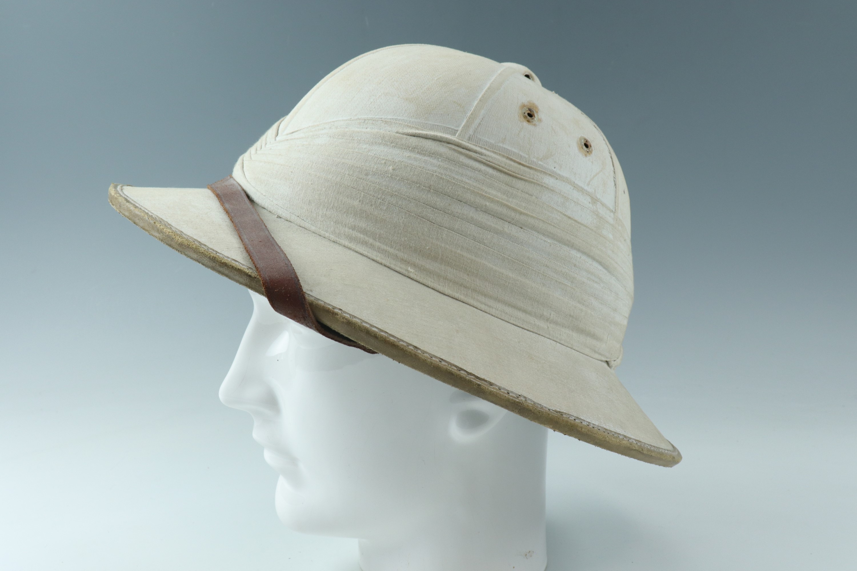 An Ellwood tropical cork helmet by "The Simon Arzi Stores", Post Said - Image 2 of 4