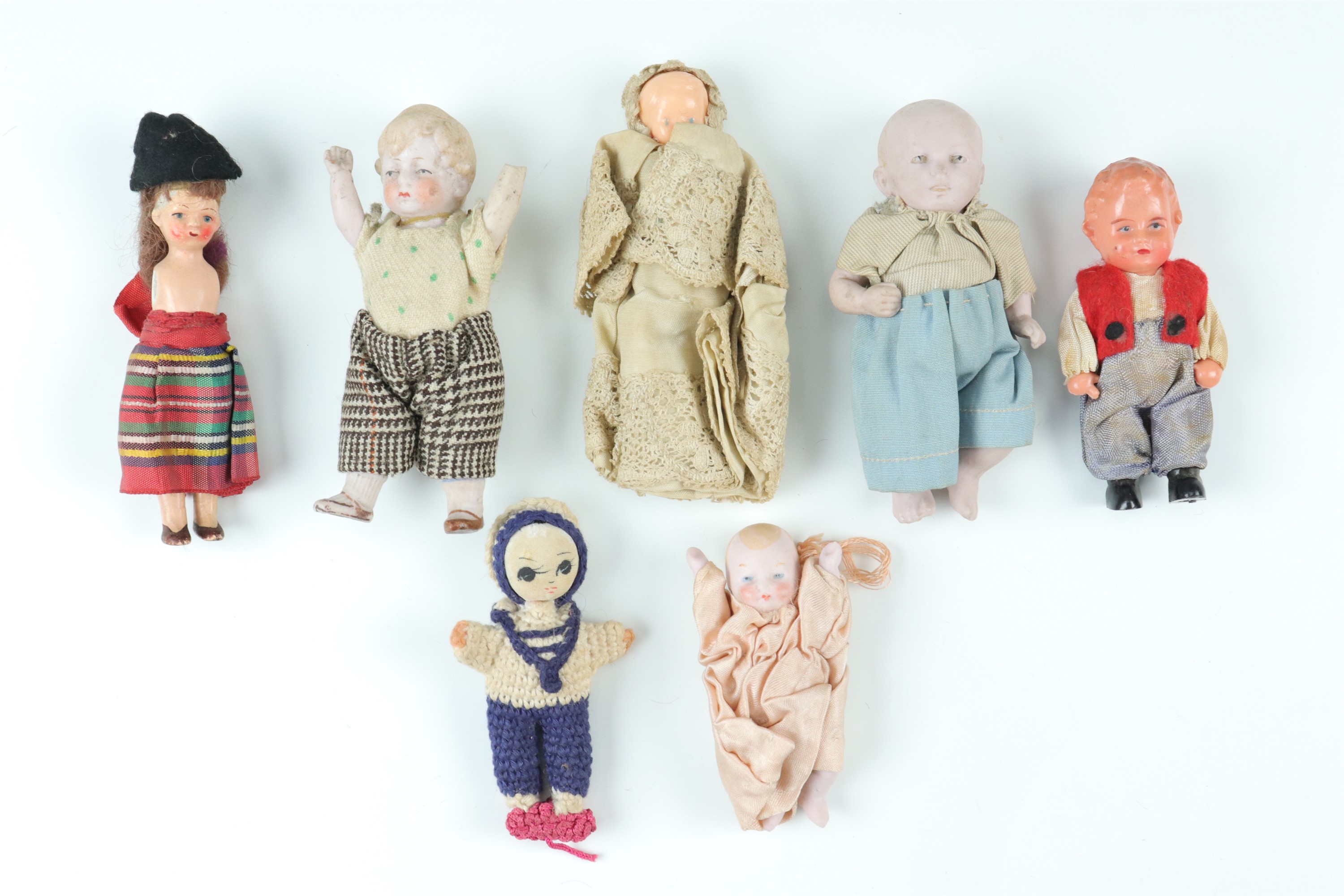 A large number of Victorian small articulated porcelain and similar dolls - Image 5 of 6