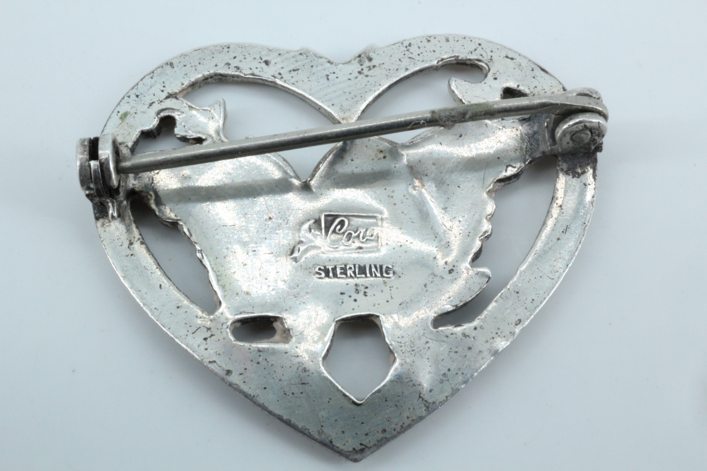 [George Jensen] Silver robin in a heart brooch by Coro, having a stylized robin in an openwork heart - Image 2 of 2