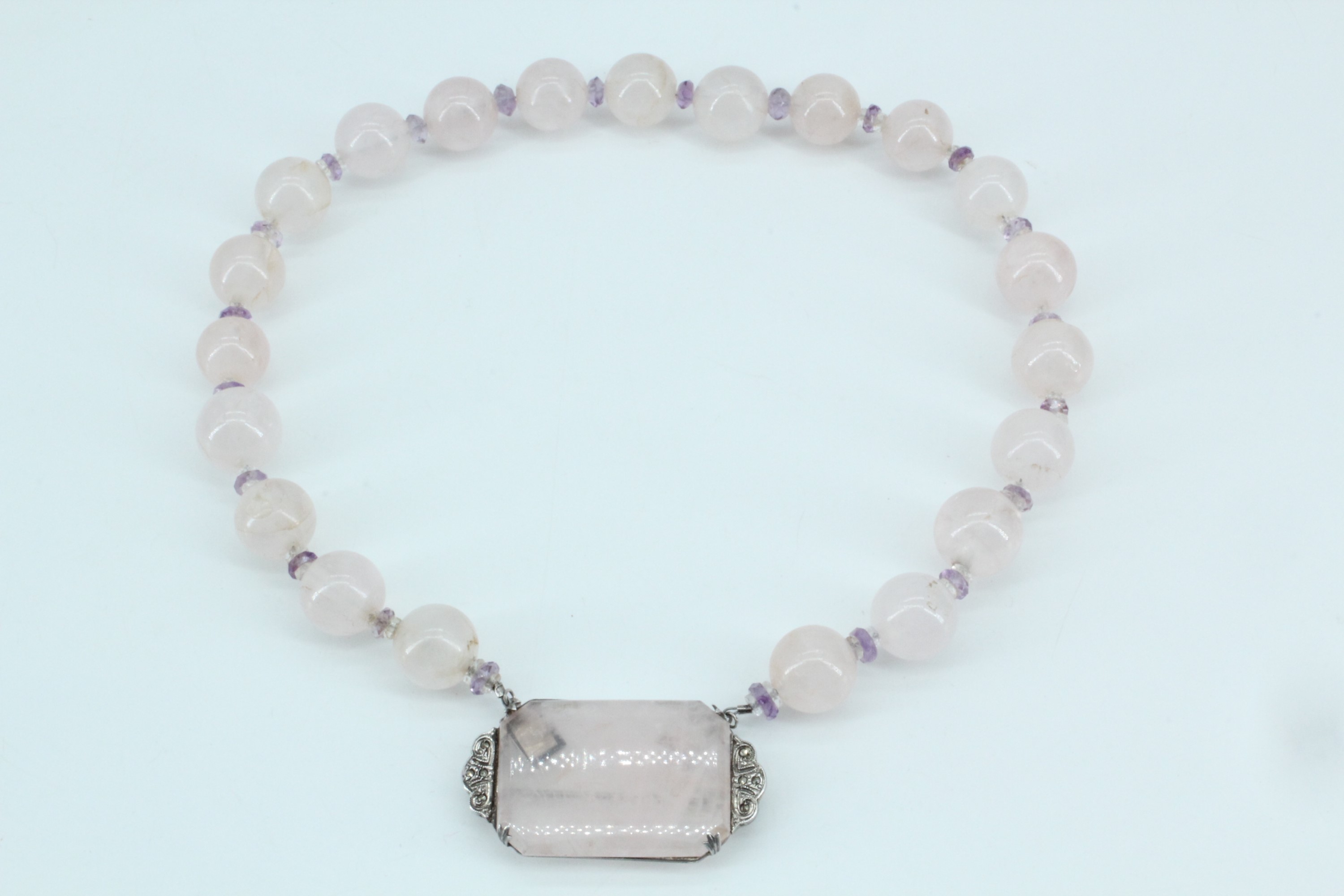 A vintage Art Deco rose quartz and amethyst necklace, of rose quartz spherical beads divided by - Image 2 of 4