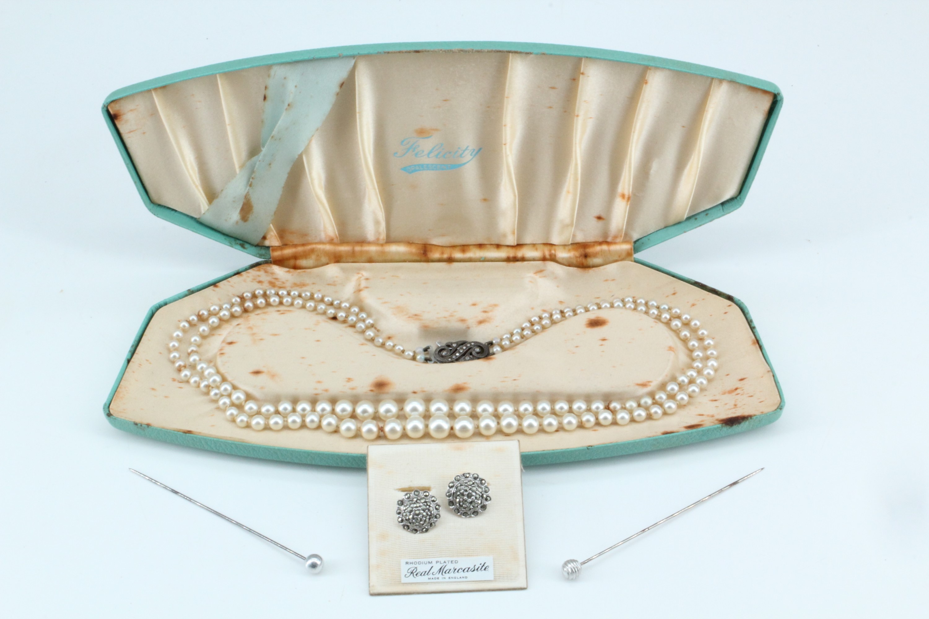 A large quantity of vintage costume jewellery and a Gothic chip carved wooden casket - Image 6 of 7