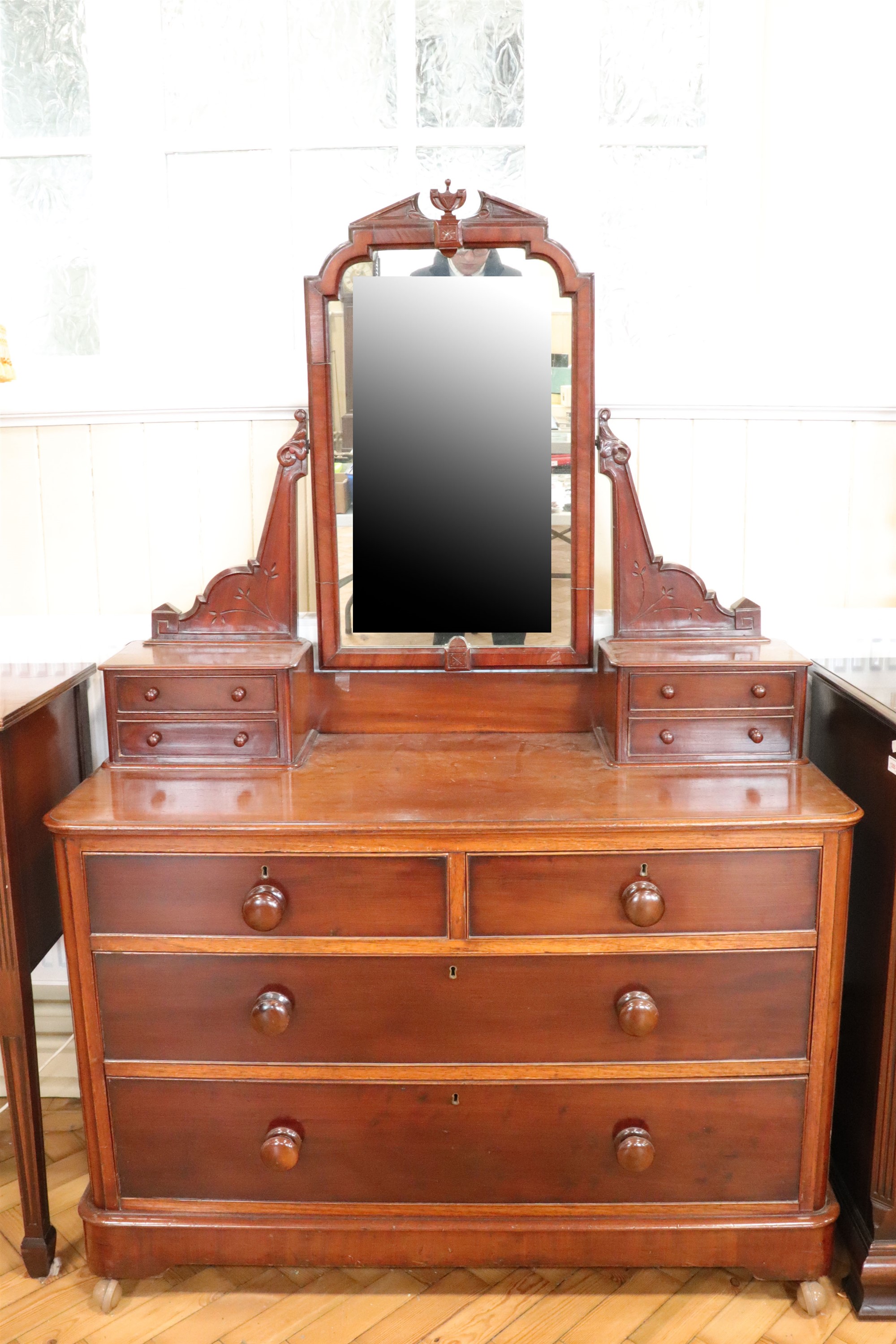A Victorian mahogany dressing chest, 116 cm x 51 cm x 172 cm
