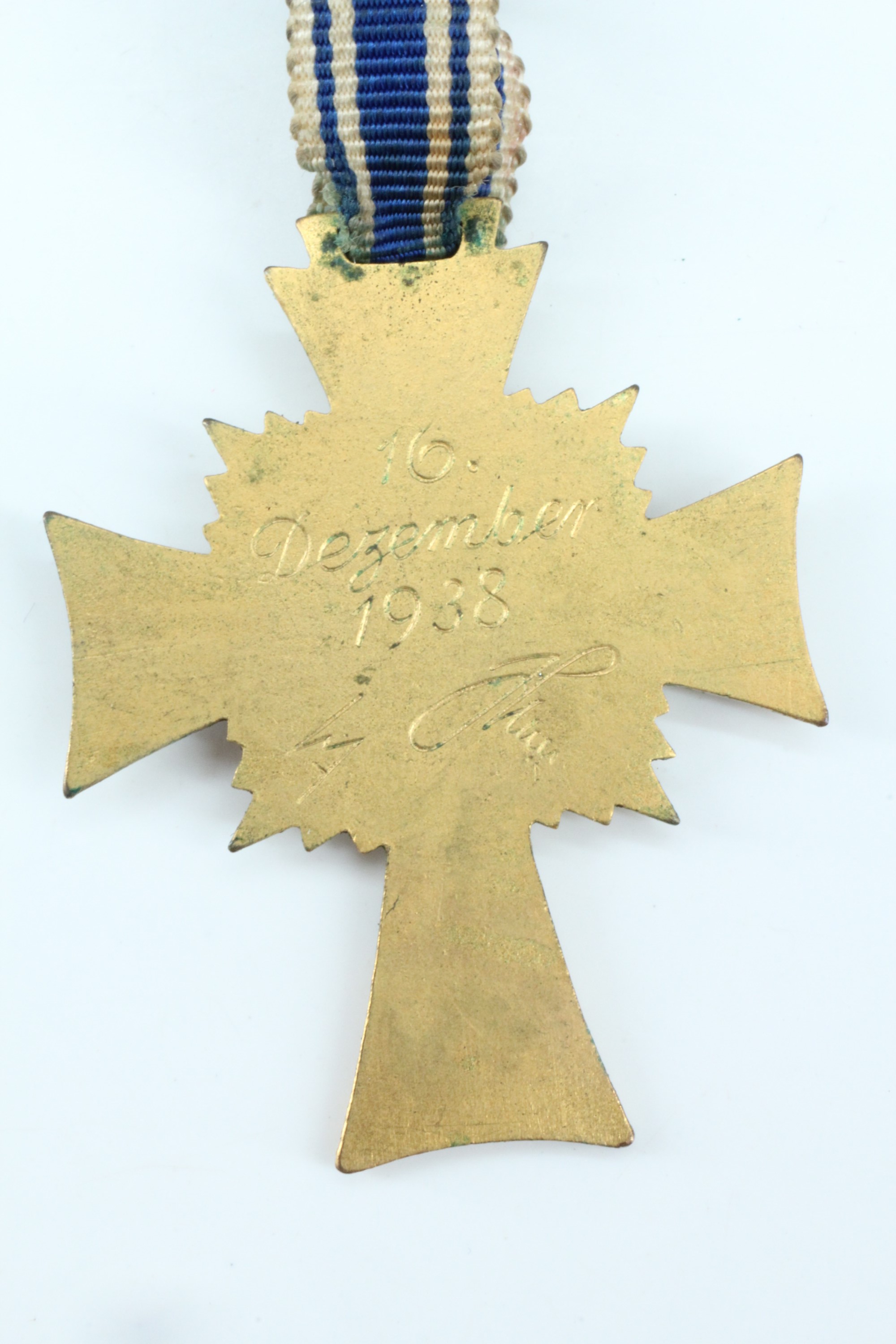 A German Third Reich Mother's Cross in gold, cased - Image 4 of 4