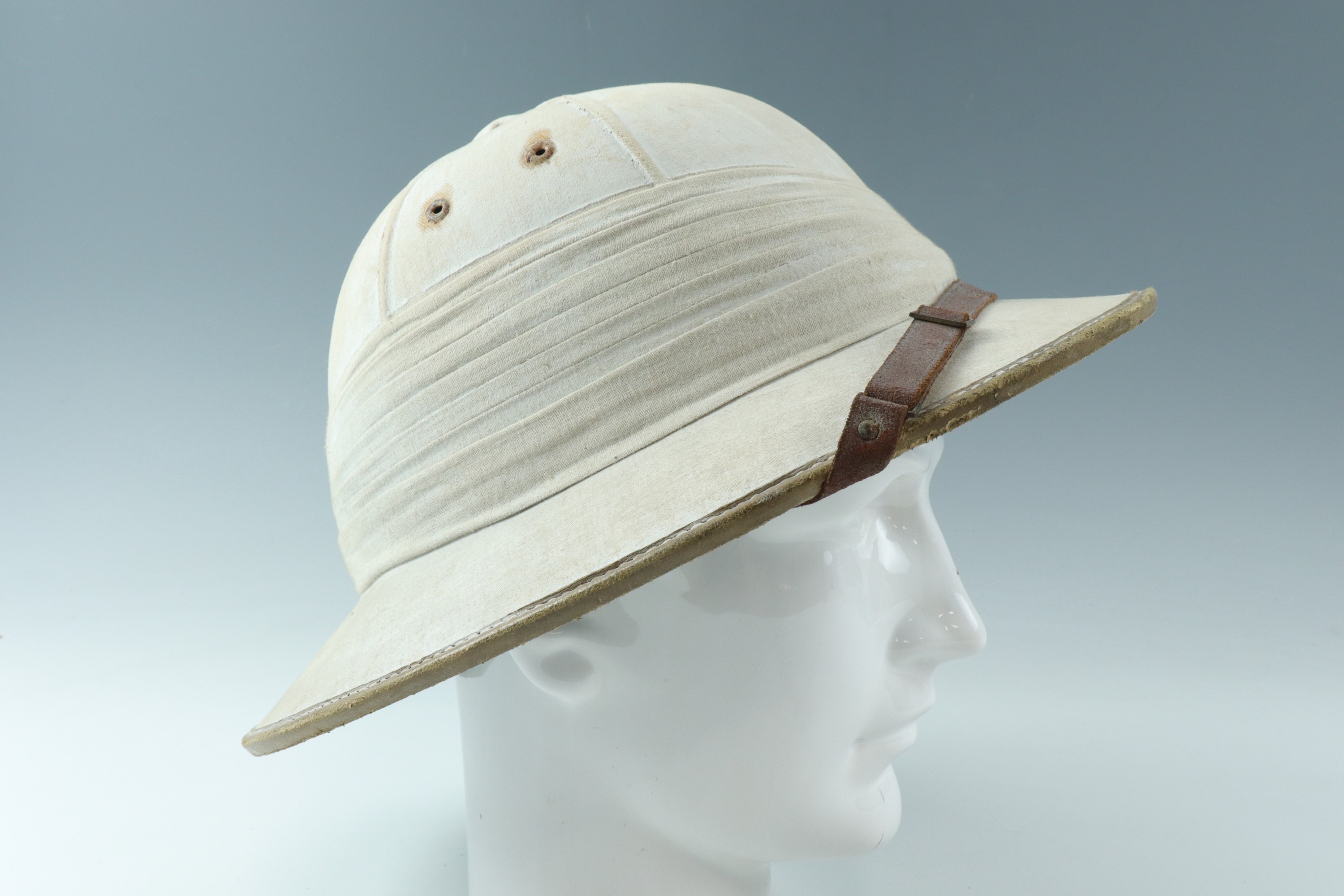 An Ellwood tropical cork helmet by "The Simon Arzi Stores", Post Said - Image 3 of 4