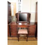 A Georgian-influenced mahogany dressing table and stool, 140 cm x 47 cm x 136 cm