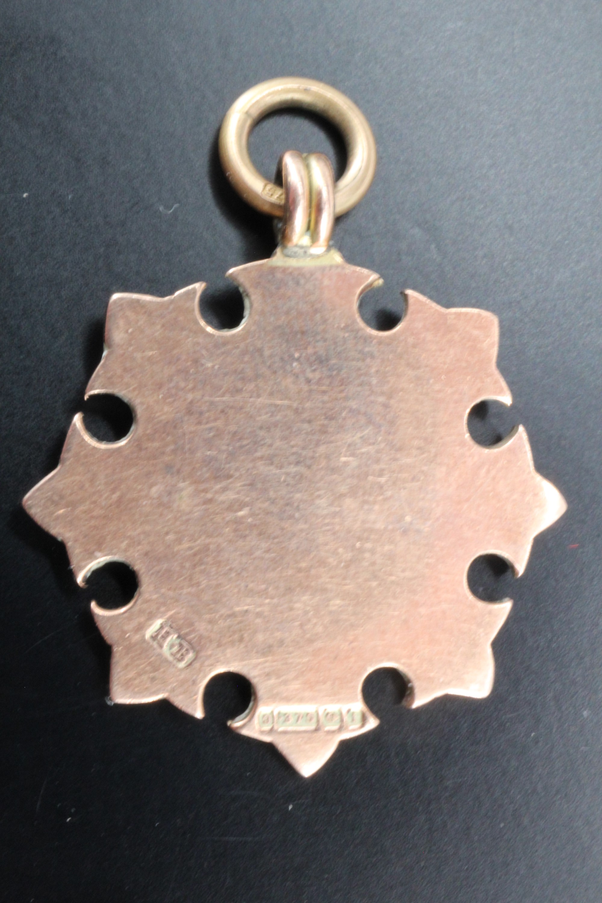 An Edwardian 9 ct gold watch chain fob medallion, 27 mm, 5.8 g - Image 2 of 2