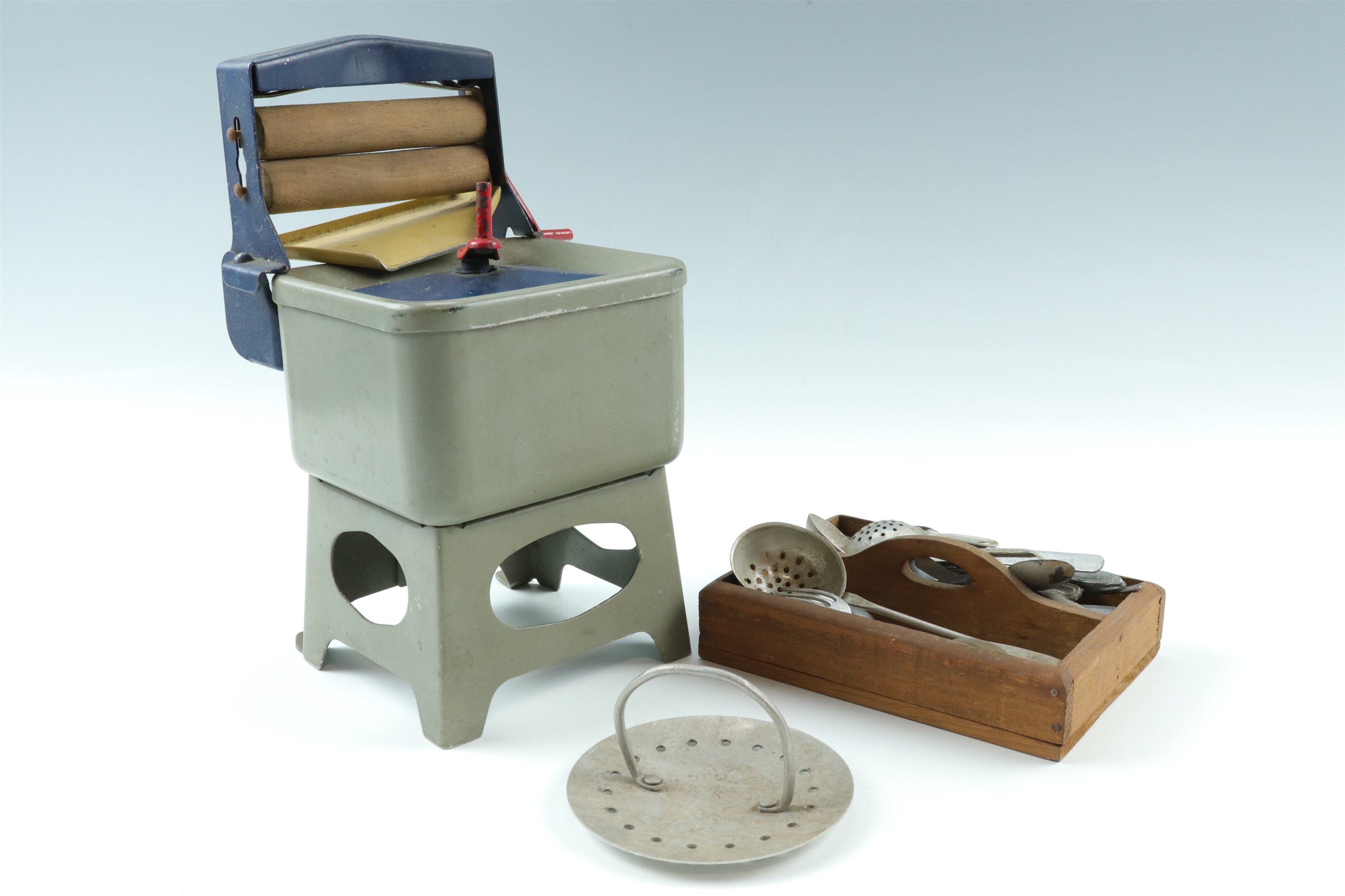 A tinplate toy washing machine with mangle / wringer, circa 1930s - 1940s, together with a doll's - Image 2 of 6