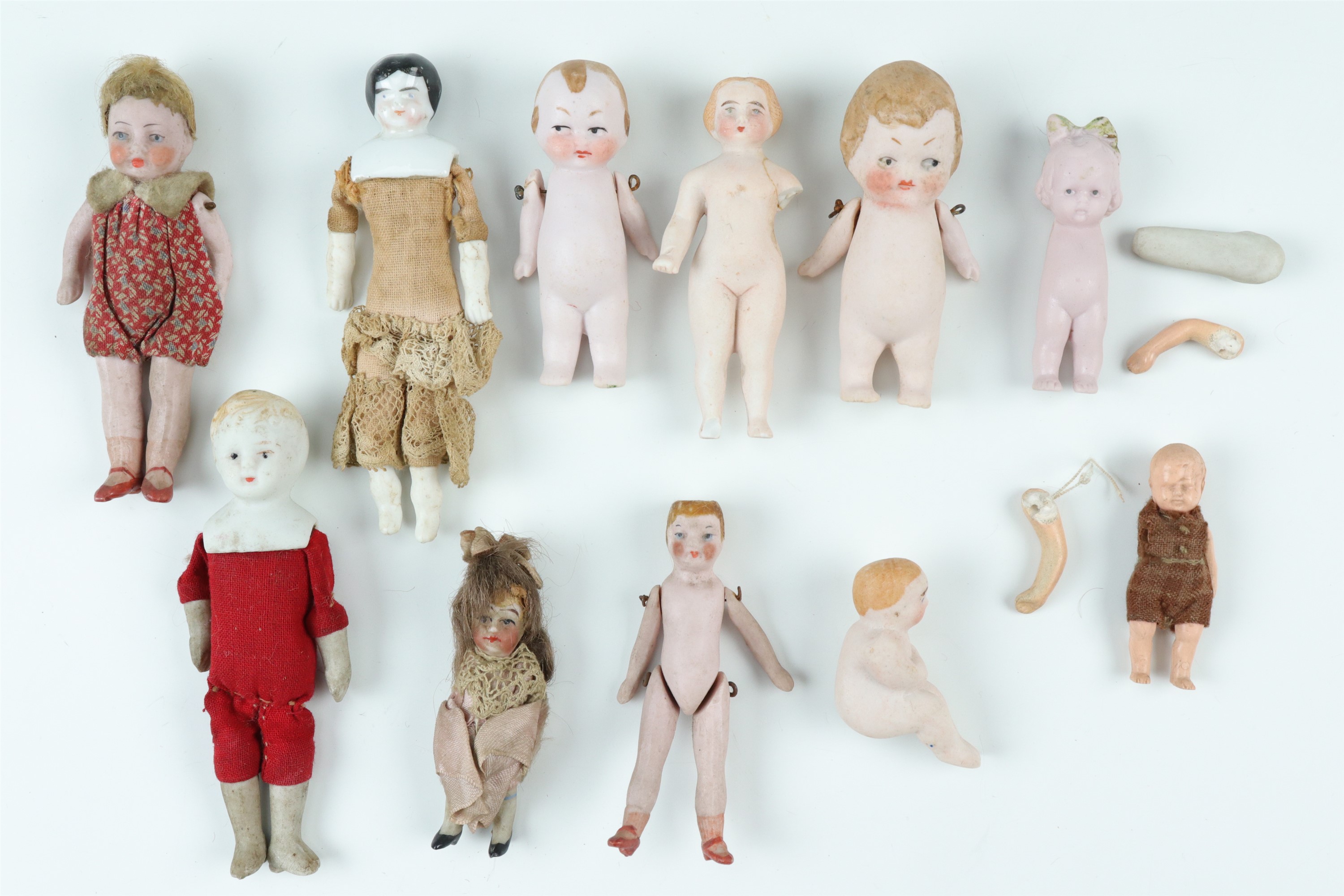 A large number of Victorian small articulated porcelain and similar dolls - Image 4 of 6