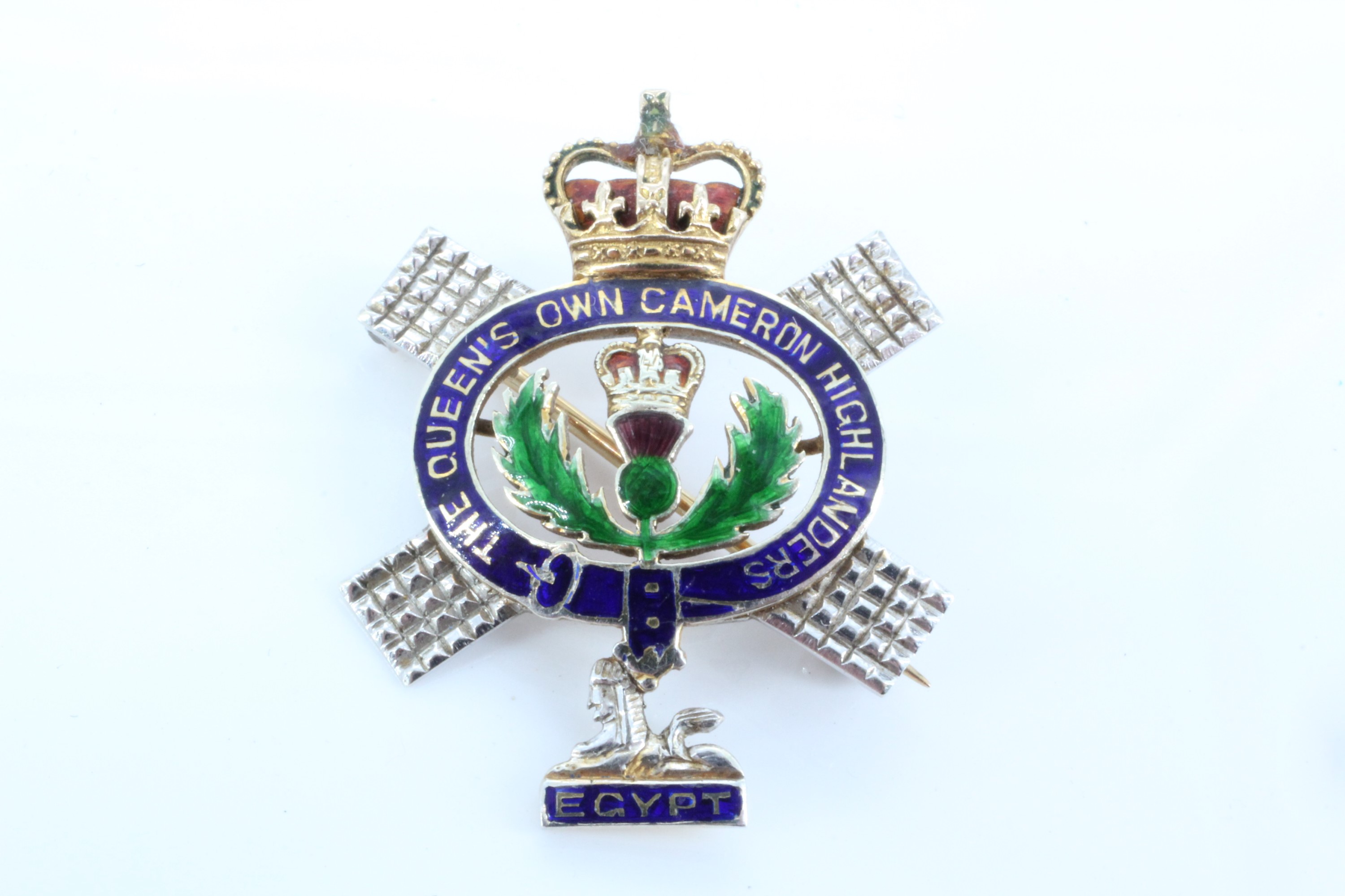 A 1950s Queen's Own Cameron Highlanders enamelled two-colour 9 ct gold sweetheart brooch,