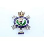 A 1950s Queen's Own Cameron Highlanders enamelled two-colour 9 ct gold sweetheart brooch,