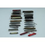 A quantity of early 20th Century and later pocket knives / penknives