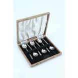 A cased set of Art Deco coffee spoons, having stylized chevron terminals, Sheffield, 1942, 33 g, 9
