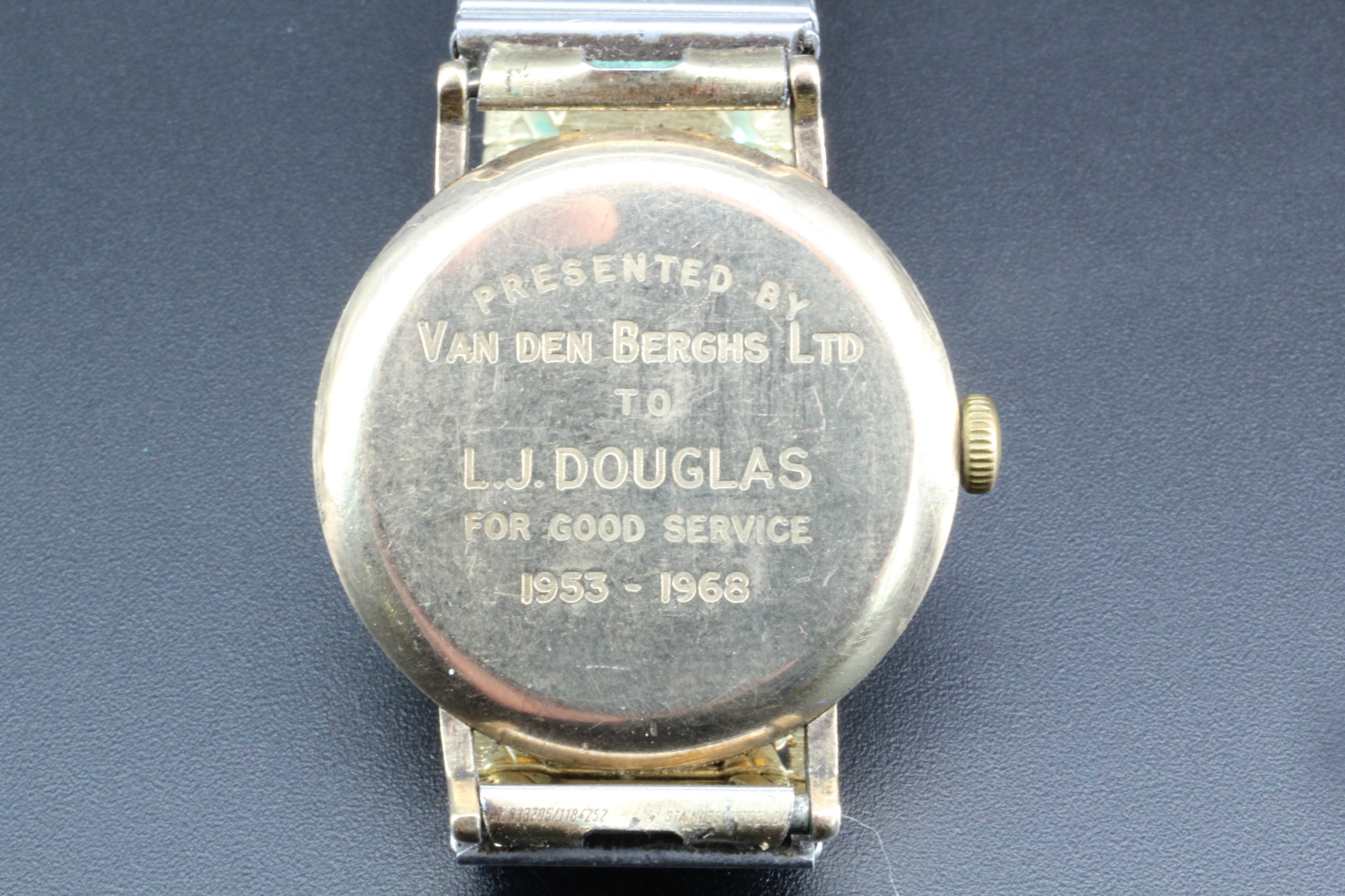 A Vertux 9 ct gold "Revue" wristwatch, having a 17 jewel movement, its frosted silver face having - Image 3 of 4