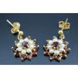 A pair of garnet, pearls and yellow metal ear pendants, drops 14 mm, 4 g
