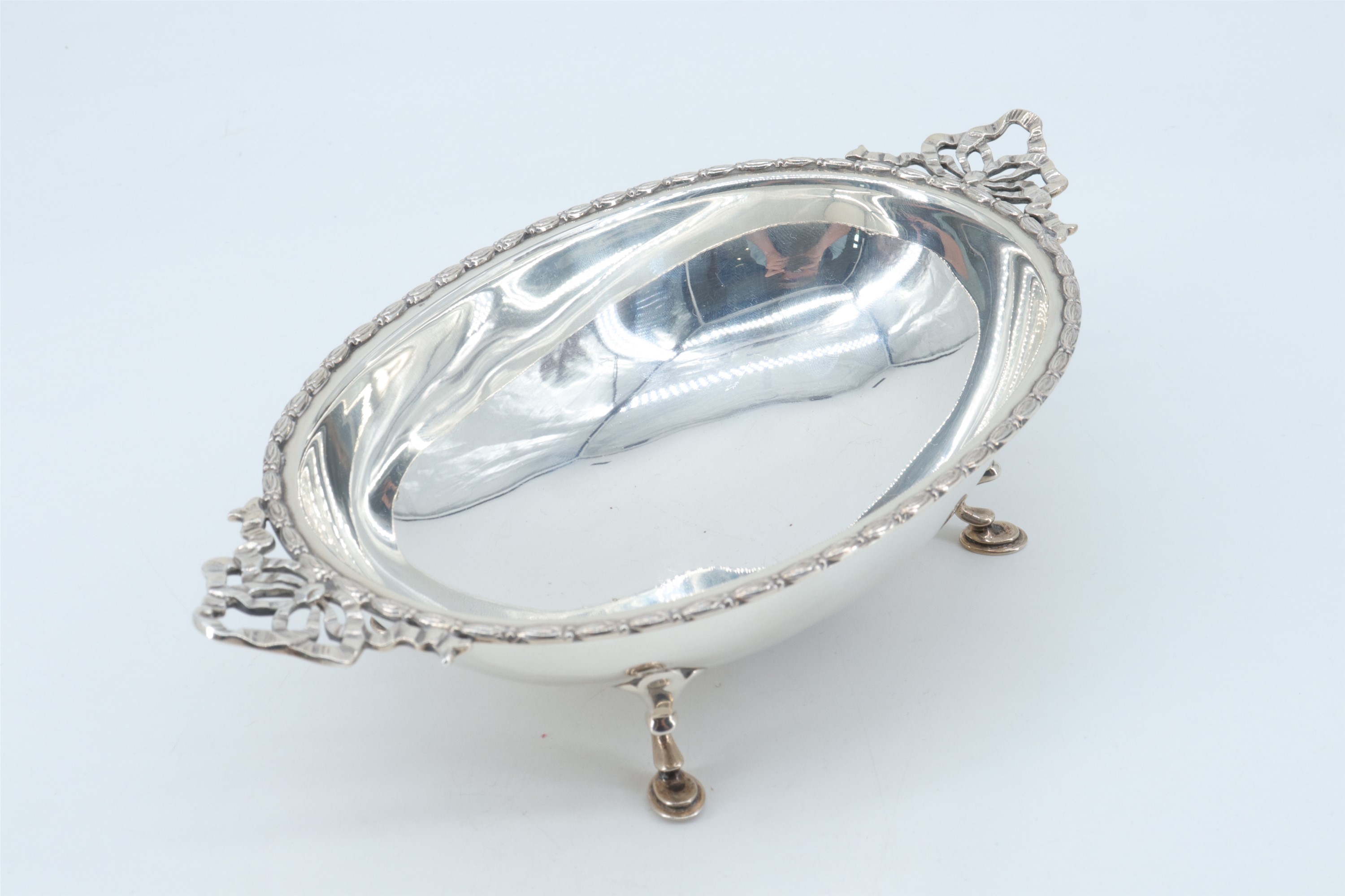 A George III influenced oval silver bowl, having Neoclassical edge moulding and horizontal pierced - Image 2 of 4