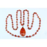 A vintage rope-length agate bead necklace, 116 cm, pendant 5 cm