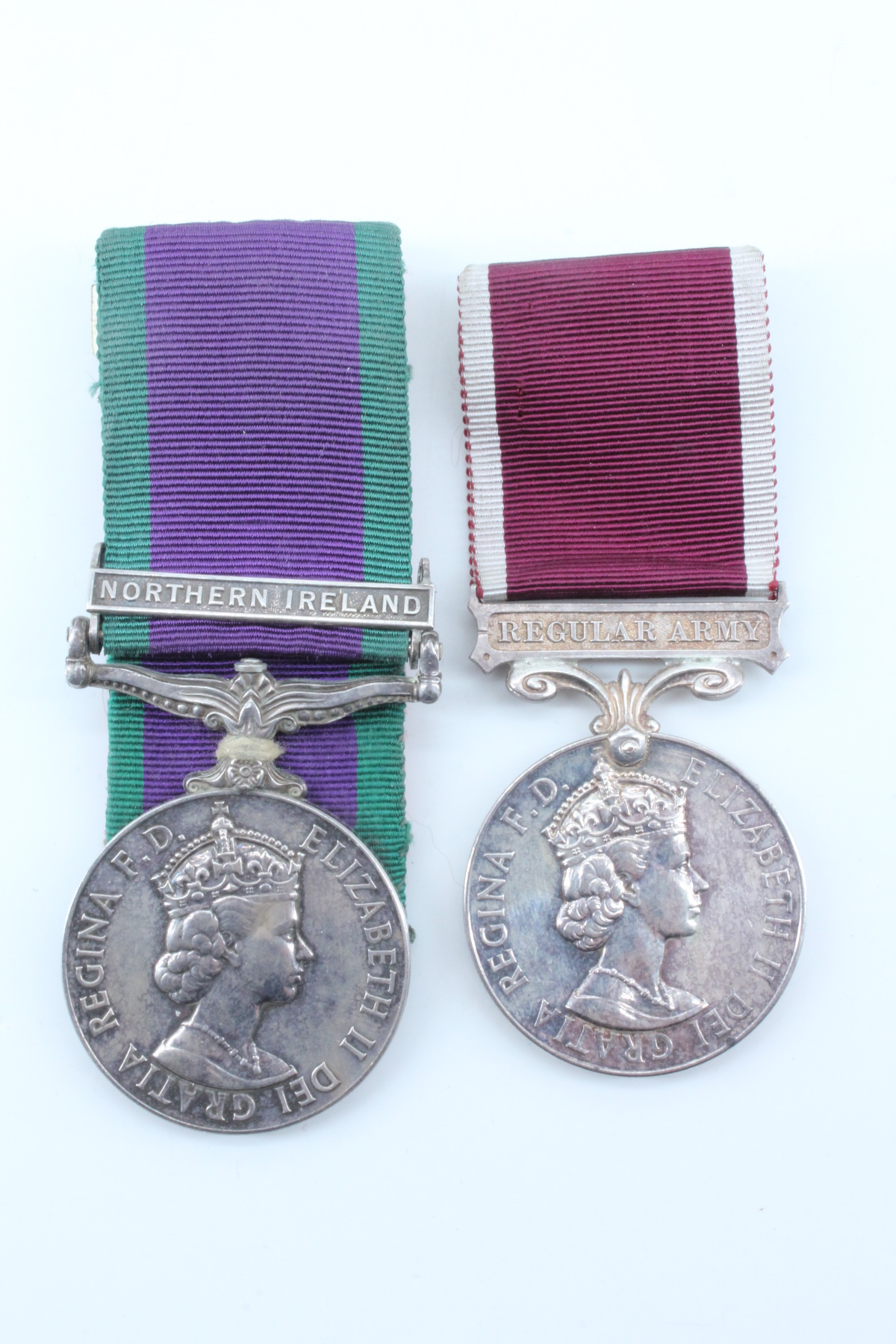 A three-generation British army service group, comprising an identity disc, cap badge and shoulder - Image 3 of 15