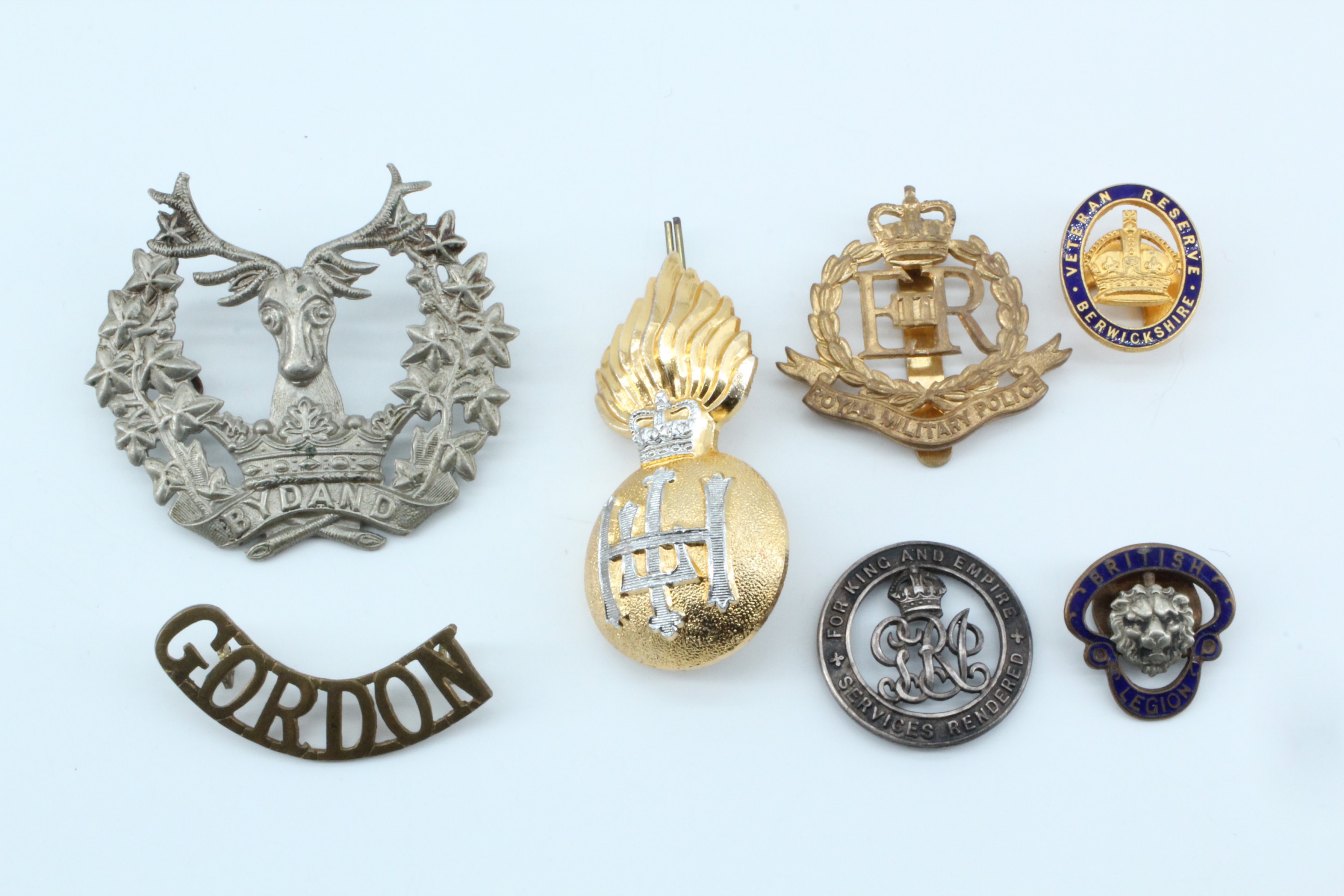 A three-generation British army service group, comprising an identity disc, cap badge and shoulder - Image 7 of 15