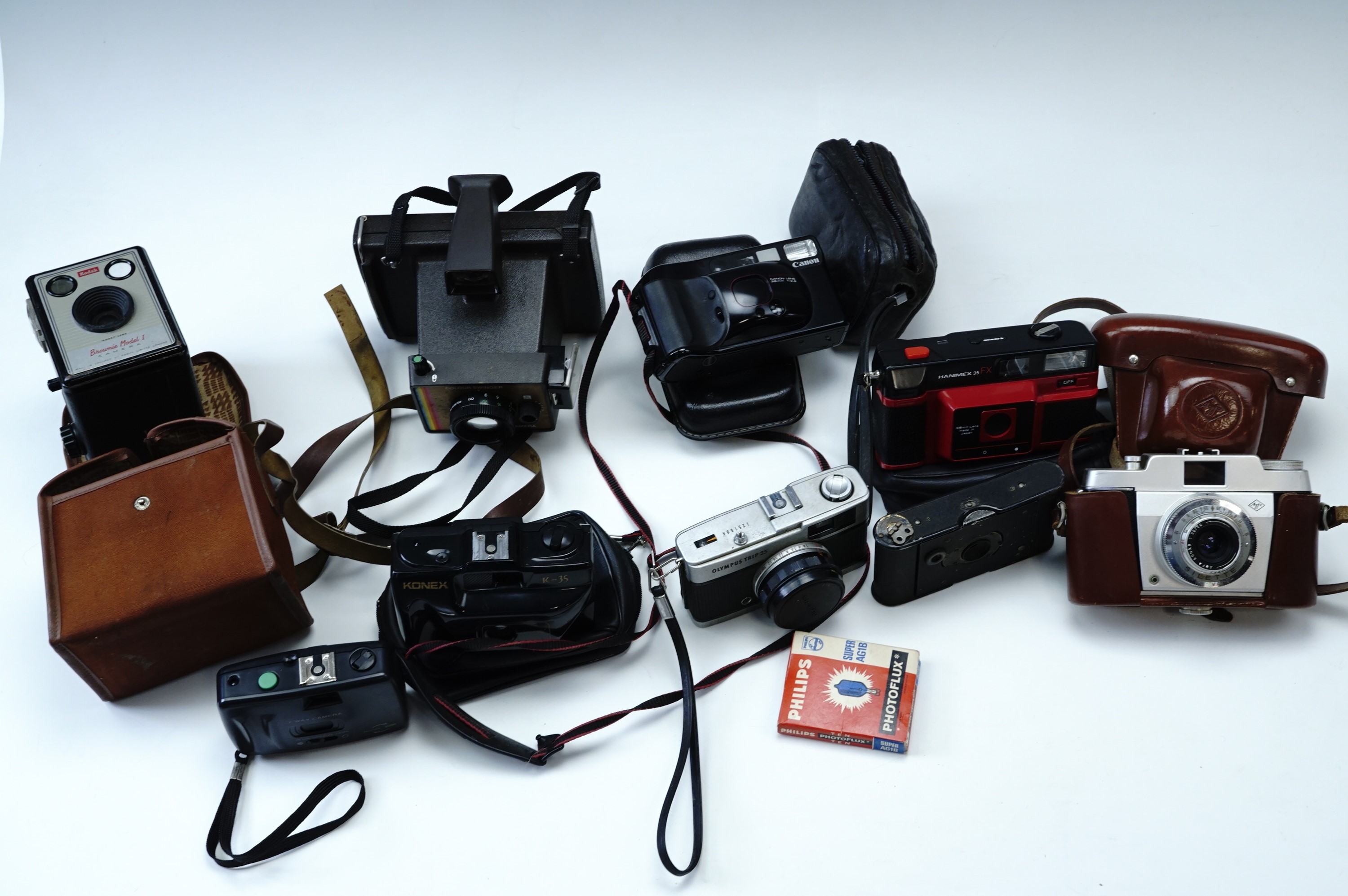 Sundry vintage cameras, including a Kodak "Brownie Model I" box camera, a Polaroid Land Camera, a "