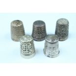 Three Edwardian silver thimbles and two electroplated thimbles, silver 12 g