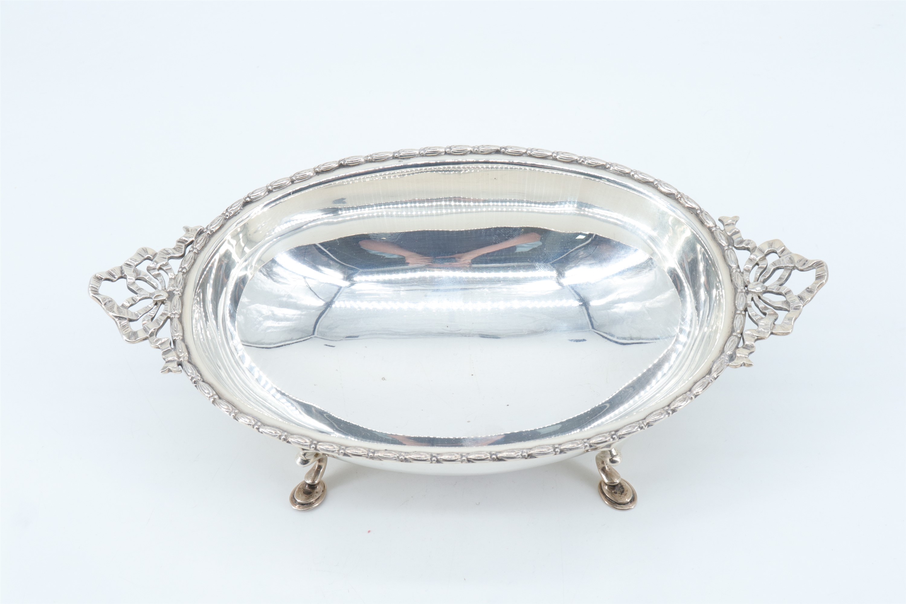 A George III influenced oval silver bowl, having Neoclassical edge moulding and horizontal pierced - Image 3 of 4