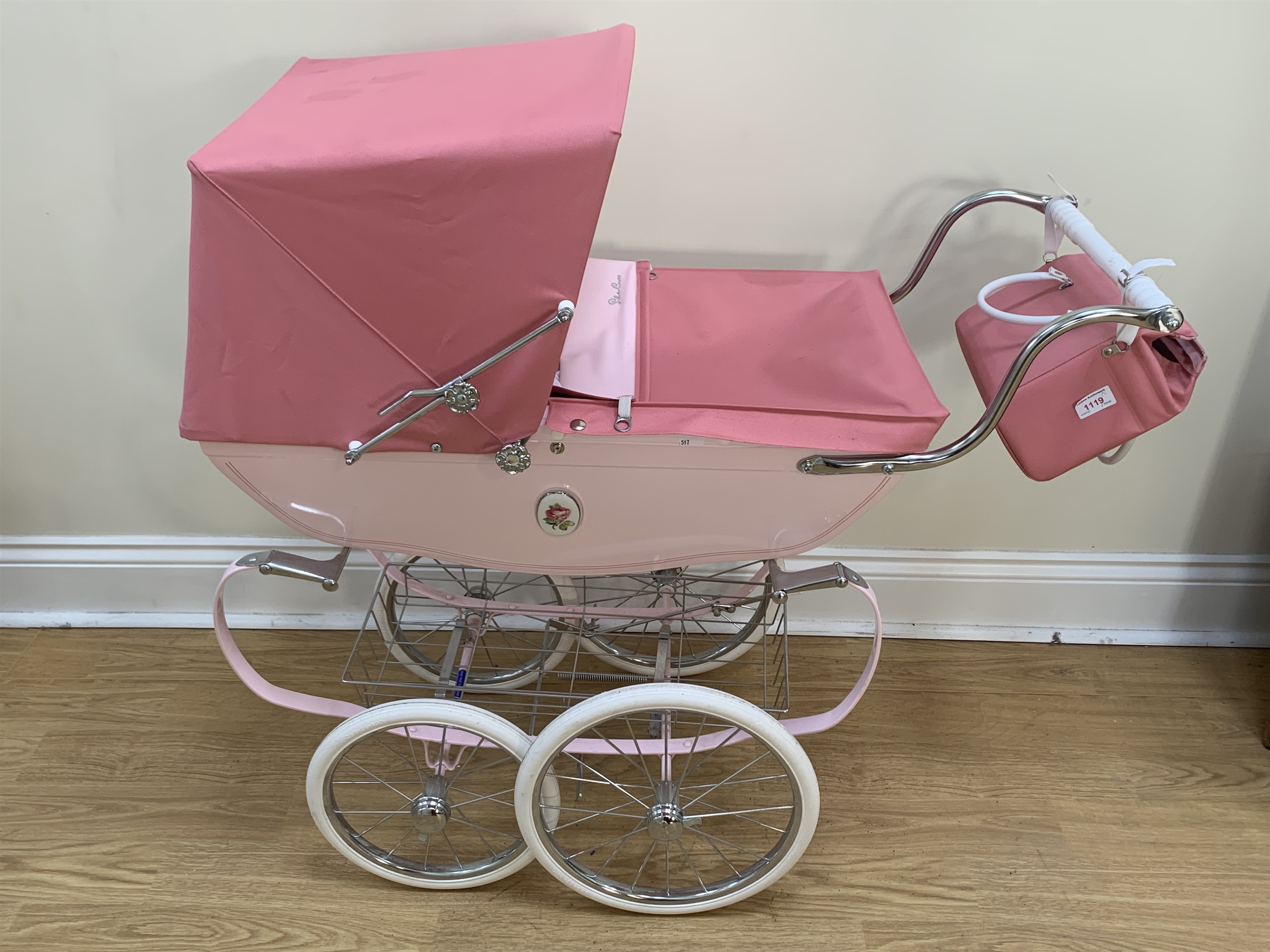 A contemporary Silver Cross doll's pram, 93 cm x 40 cm x 97 cm