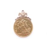 A Victorian 1901 sovereign pendant, the gold coin having a yellow metal ribbon bow suspender, 8.9 g