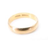 An 18 ct gold band, O, 2.6 g