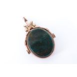 An Edwardian 9 ct gold swivel fob, set with vacant oval bloodstone and a carnelian matrices, (a/f)