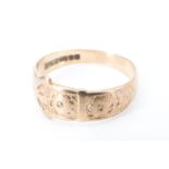 A 9 ct gold buckle ring, having floral engraved shoulders, Birmingham, 1979, 1.95 g, size M,
