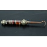 An Edwardian miniature striated agate and gilt metal button hook, 7 cm