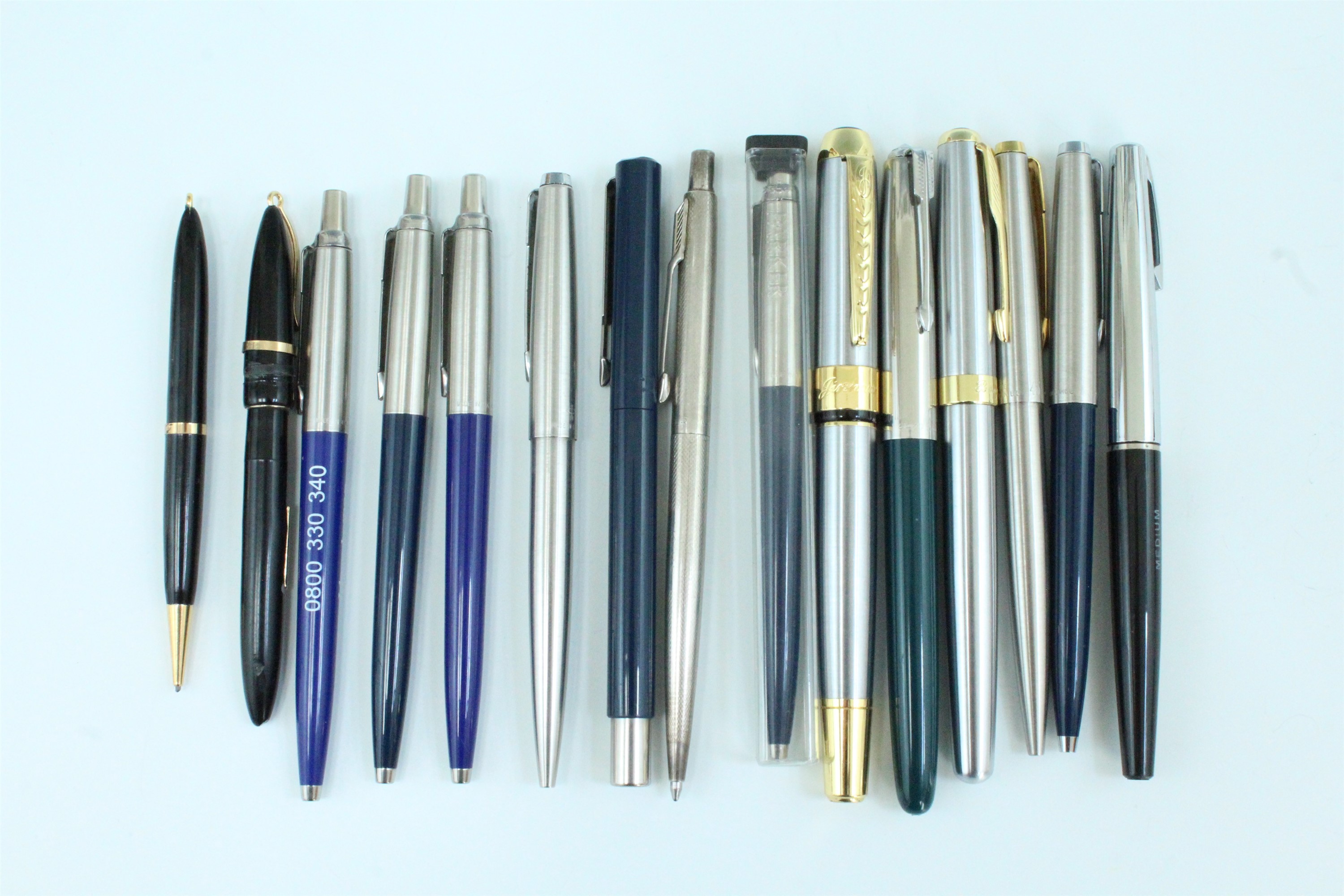 Six fountain pens, including American Wing-Flow fountain pen and propelling pencil set, Parker,