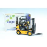 A Samsung 1:20 scale model fork lift truck