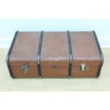 A vintage wood banded travel trunk, 92 x 53 x 30 cm