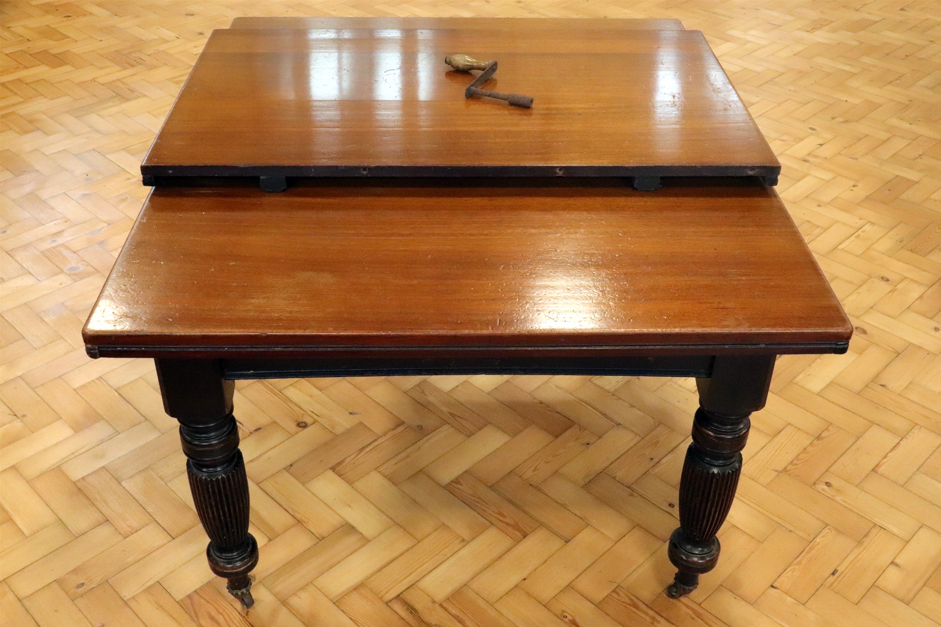 A Victorian mahogany wind-out dining table - Image 2 of 2