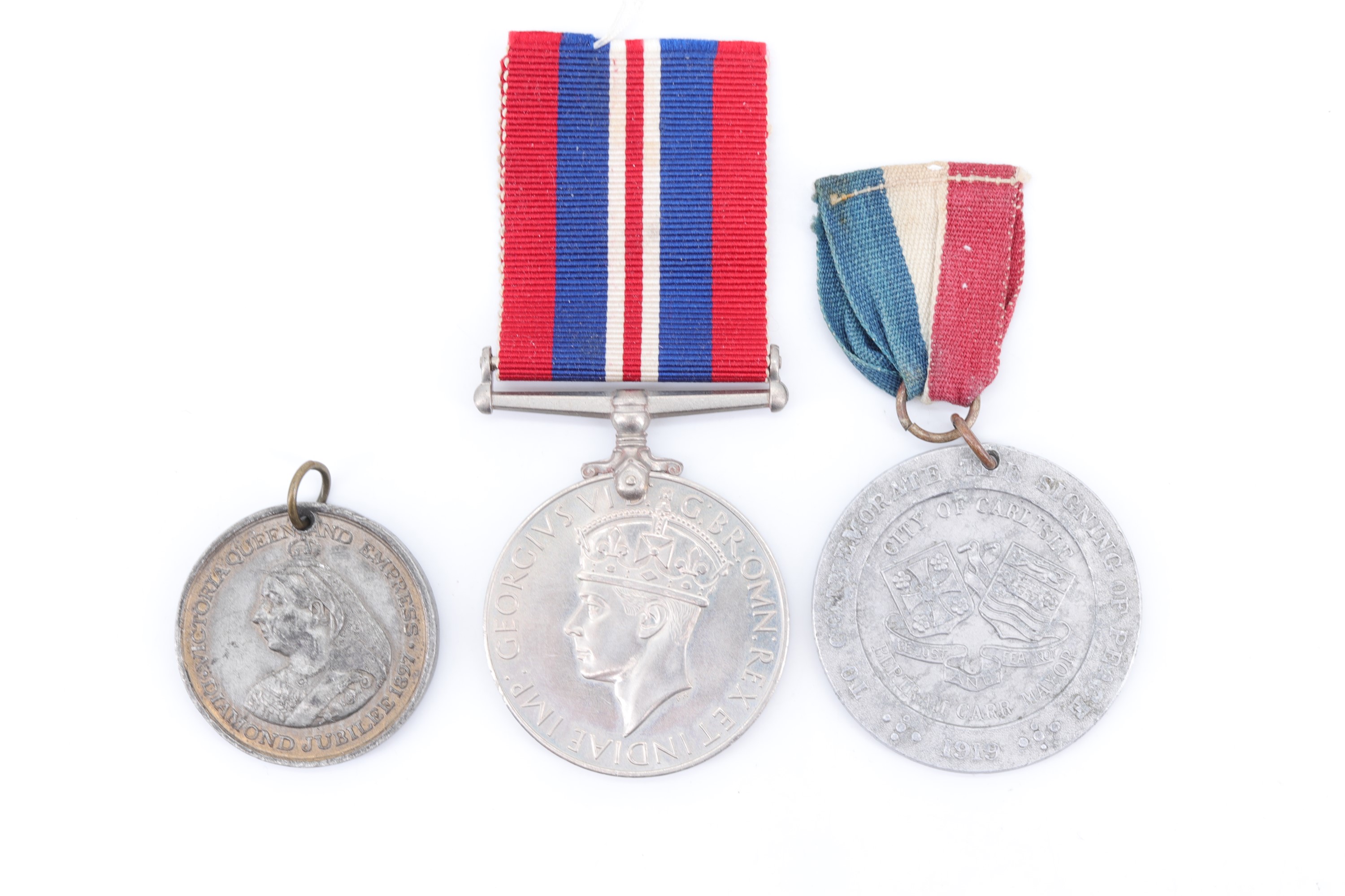 A queen Victoria diamond jubilee medallion together with a City of Carlisle 1919 peace medallion and - Bild 2 aus 2