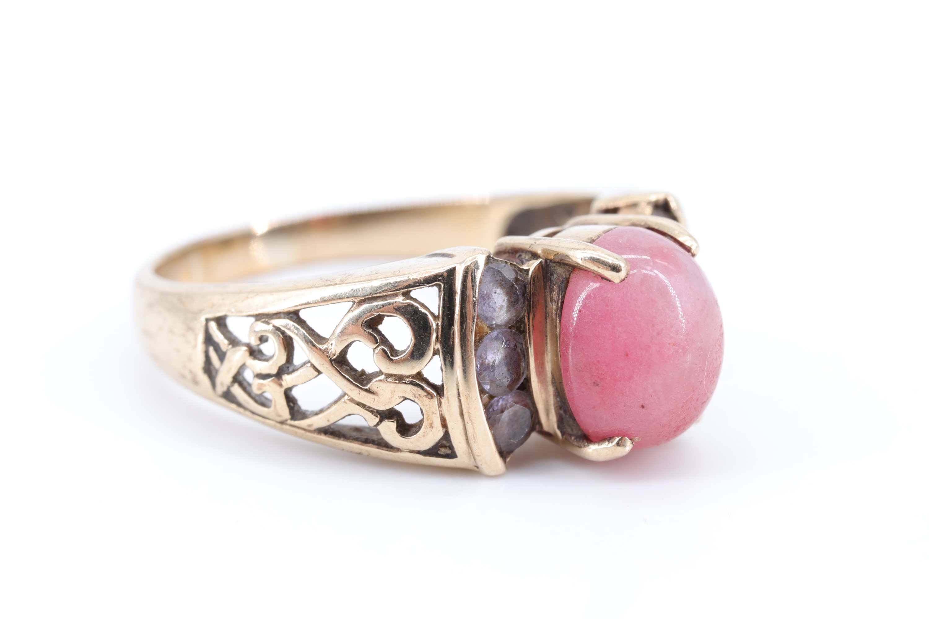 An unusual chalcedony and 9 ct gold dress ring, having an oval chalcedony cabochon transverse set in - Image 2 of 4