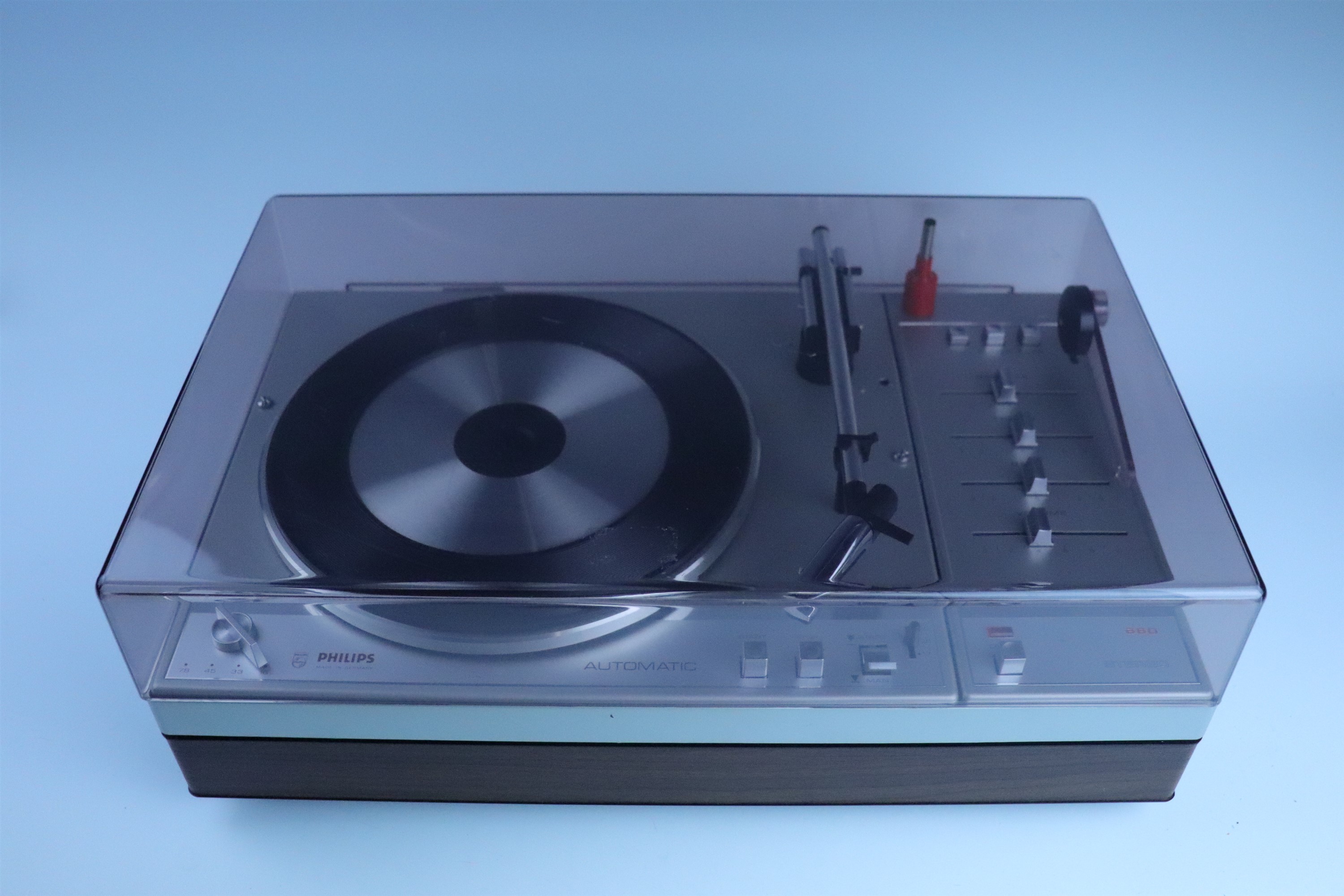 A Phillips 660 record turntable