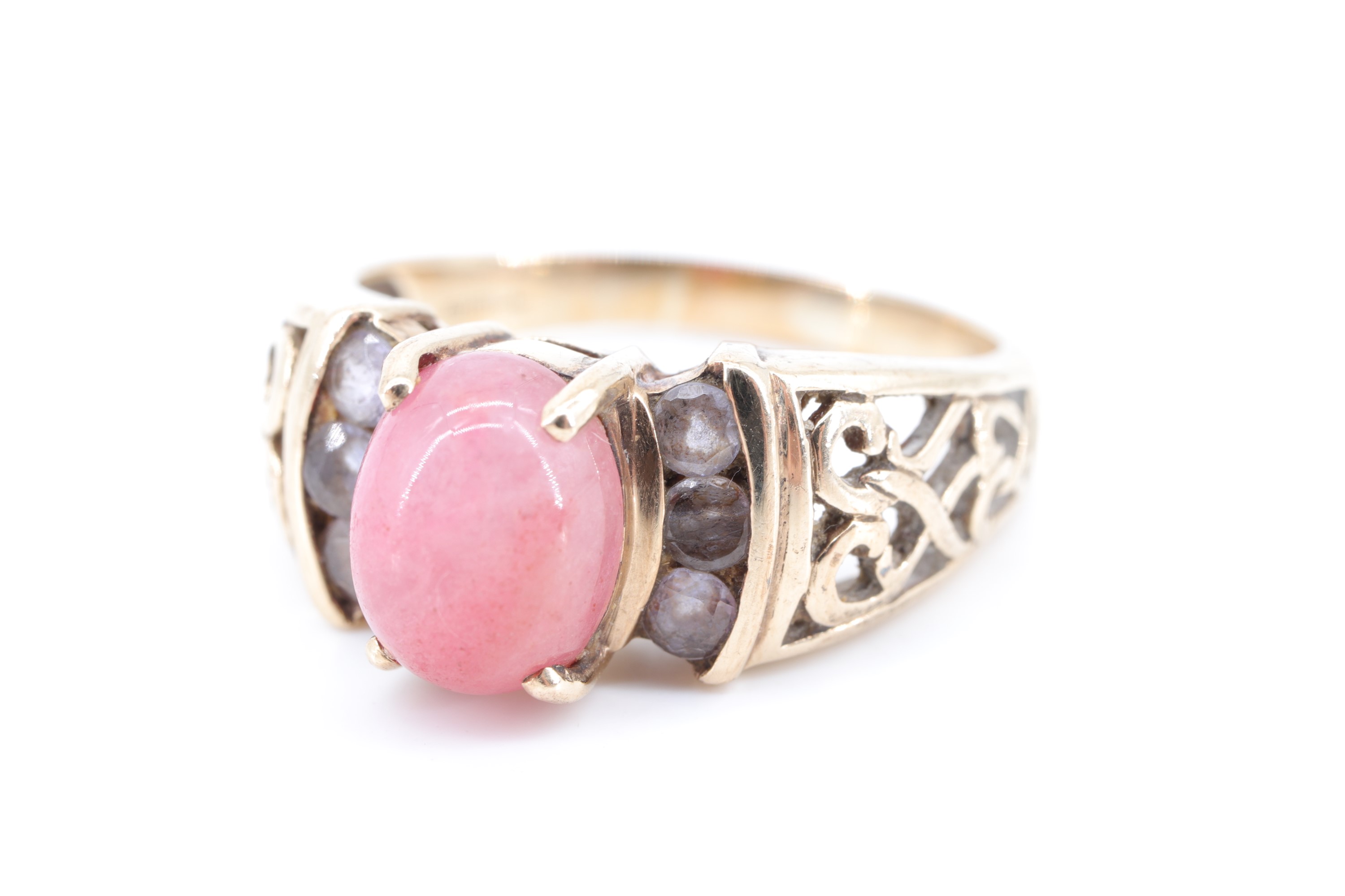 An unusual chalcedony and 9 ct gold dress ring, having an oval chalcedony cabochon transverse set in