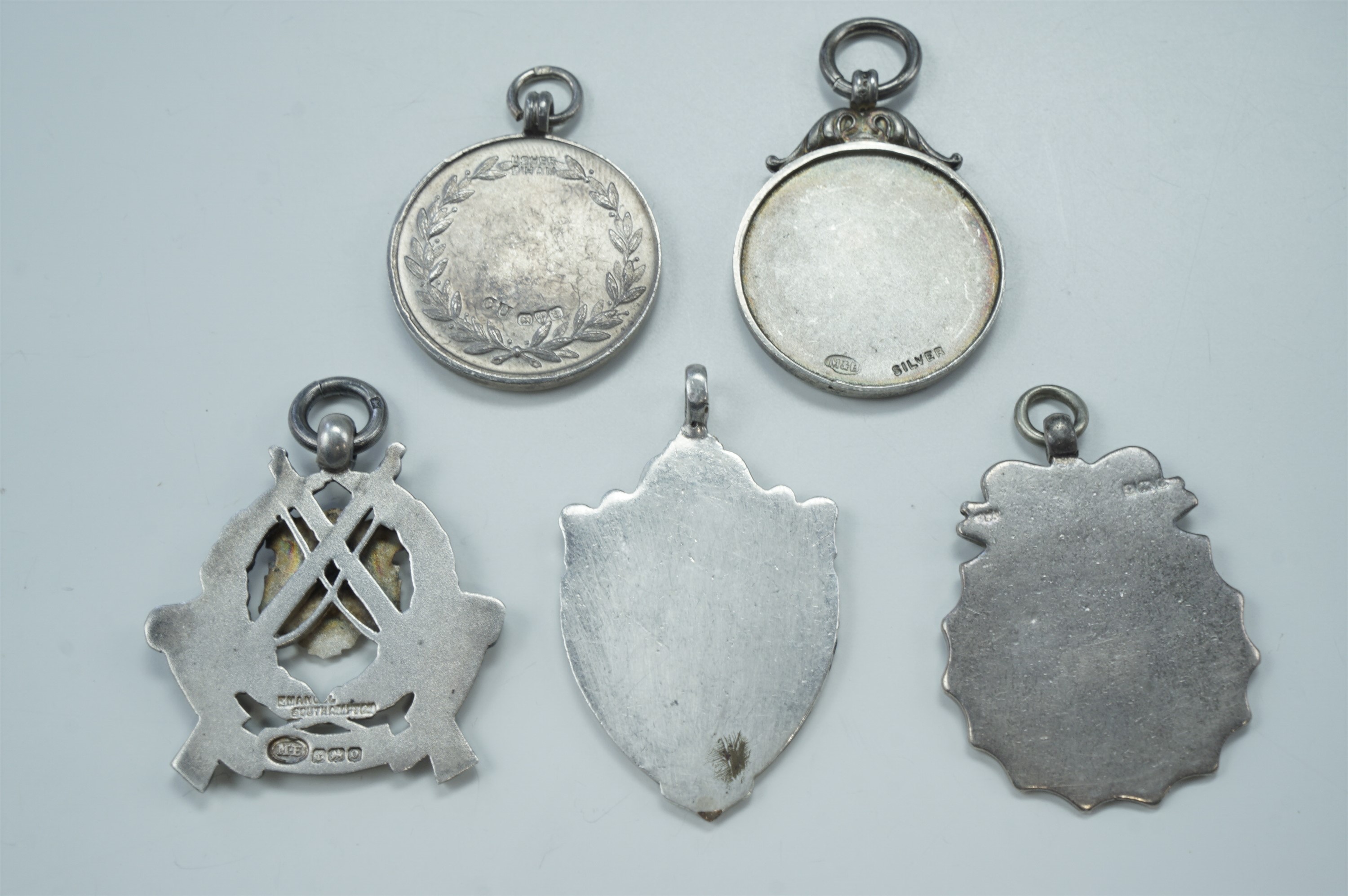 Three 1930s silver target shooting fob medals, a white metal medal, and two enamelled electroplate - Bild 2 aus 2