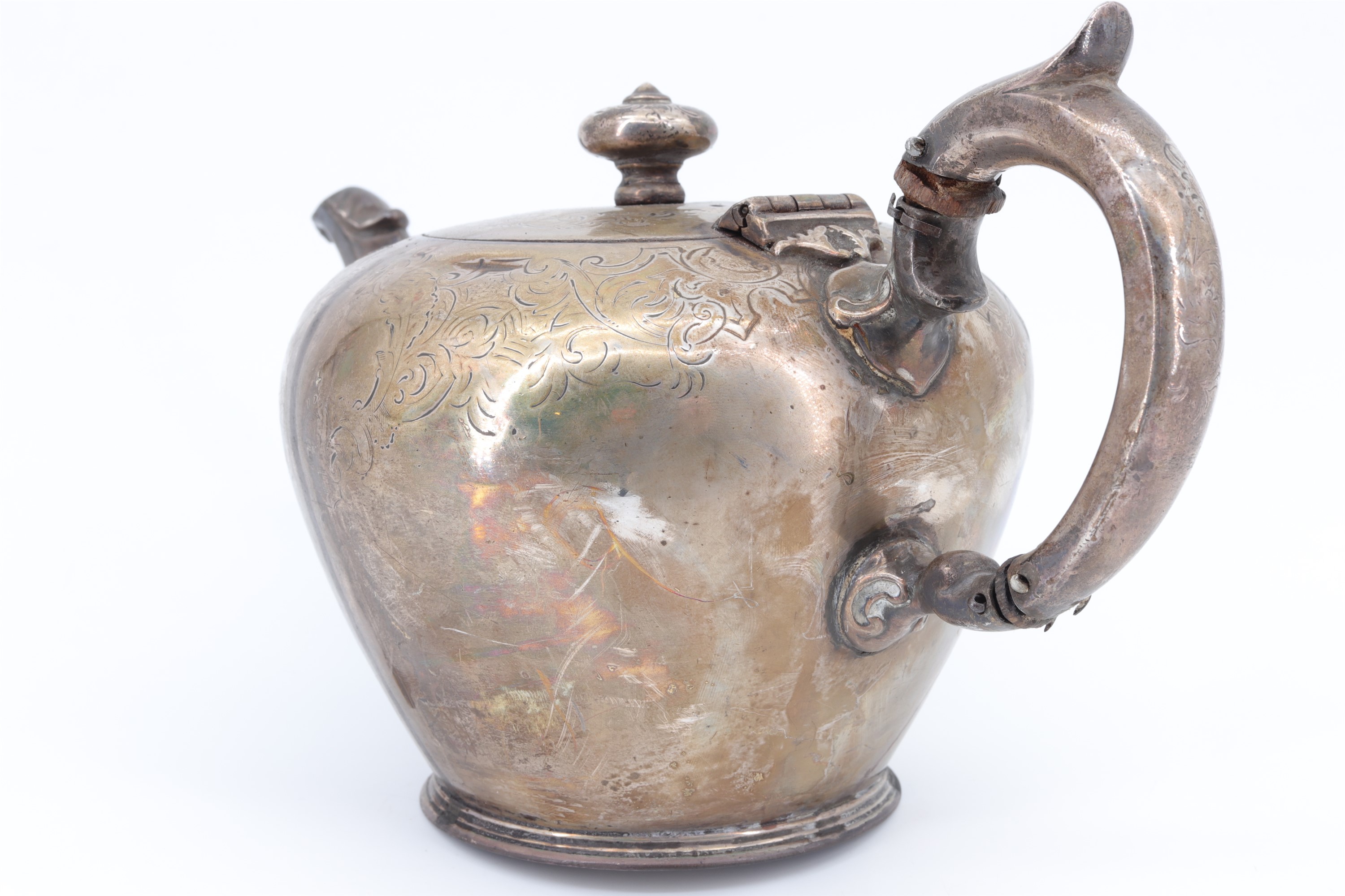 An early Victorian melon form silver teapot, decorated with foliate scrolls, London, 1839, 584 g - Image 3 of 4