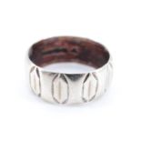 1970s 9 ct white gold wedding band, the band engraved with transverse polygons, London, 1975, 3.74